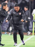 　試合終了間際、福田が決勝ゴールを決め、ガッツポーズする京都・曺監督