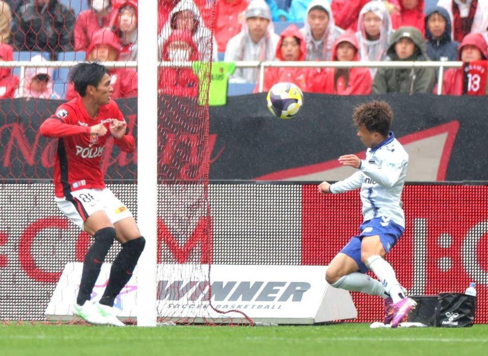 　ヘディングでゴールを決める山下（右）＝撮影・吉澤敬太