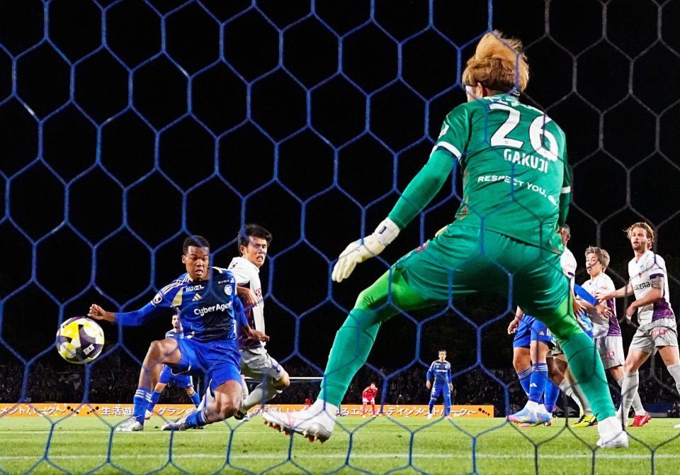 　前半、先制ゴールを決める町田・望月（左端）。ＧＫ太田