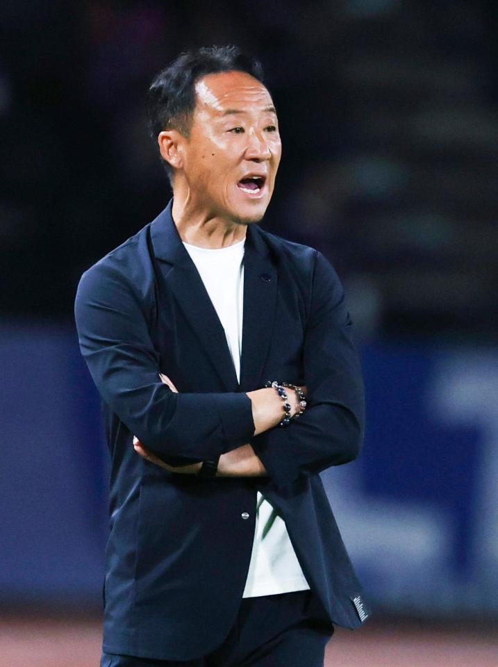 　前半、指示を出す町田・黒田監督