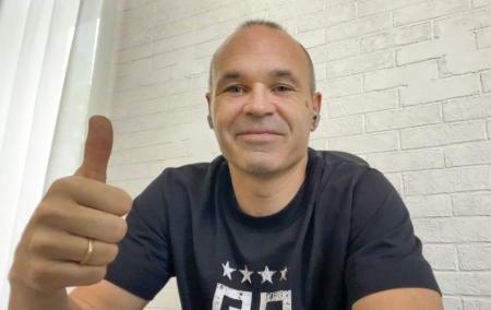 　オンライン会見で笑顔を見せるサッカー元スペイン代表のアンドレス・イニエスタさん＝９日