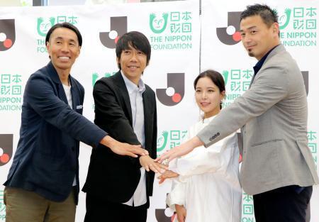 　Ｊリーグと日本財団の連携協定締結後、座談会に参加した（右から）五郎丸歩氏、高梨沙羅選手、中村憲剛氏ら＝９日、東京都内