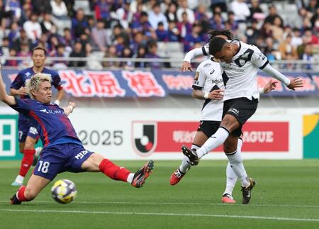 　前半、シュートを放つ神戸・エリキ（撮影・金田祐二）