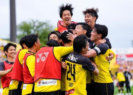 　柏-岡山　後半、細谷の先制ゴールに大喜びの柏の選手たち＝三協Ｆ柏