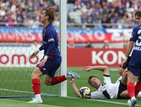 　後半、ＦＣ東京・安斎颯馬のシュートが神戸・本多勇喜に阻止されるもＶＡＲの結果、ハンドの判定でＰＫとなる（撮影・金田祐二）