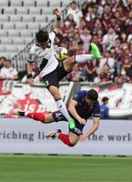 　後半、激しく競り合う神戸・佐々木大樹とＦＣ東京・エンリケトレビザン（撮影・金田祐二）
