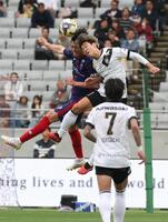 　後半、競り合う神戸・大迫勇也（撮影・金田祐二）