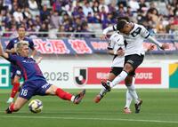 　前半、シュートを放つ神戸・エリキ（撮影・金田祐二）