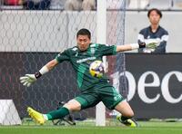 　前半、セーブする神戸・ＧＫ前川