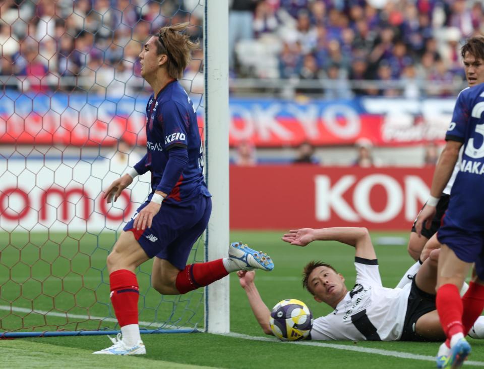 　後半、ＦＣ東京・安斎颯馬のシュートが神戸・本多勇喜に阻止されるもＶＡＲの結果、ハンドの判定でＰＫとなる（撮影・金田祐二）