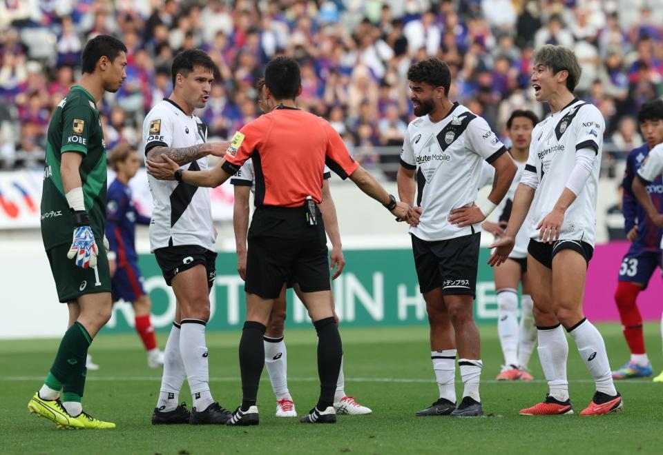 　後半、ＦＣ東京・安斎颯馬のシュートが神戸・本多勇喜に阻止されるもＶＡＲの結果、ハンドの判定でＰＫに。抗議する大迫勇也（右）、前川黛也ら（撮影・金田祐二）