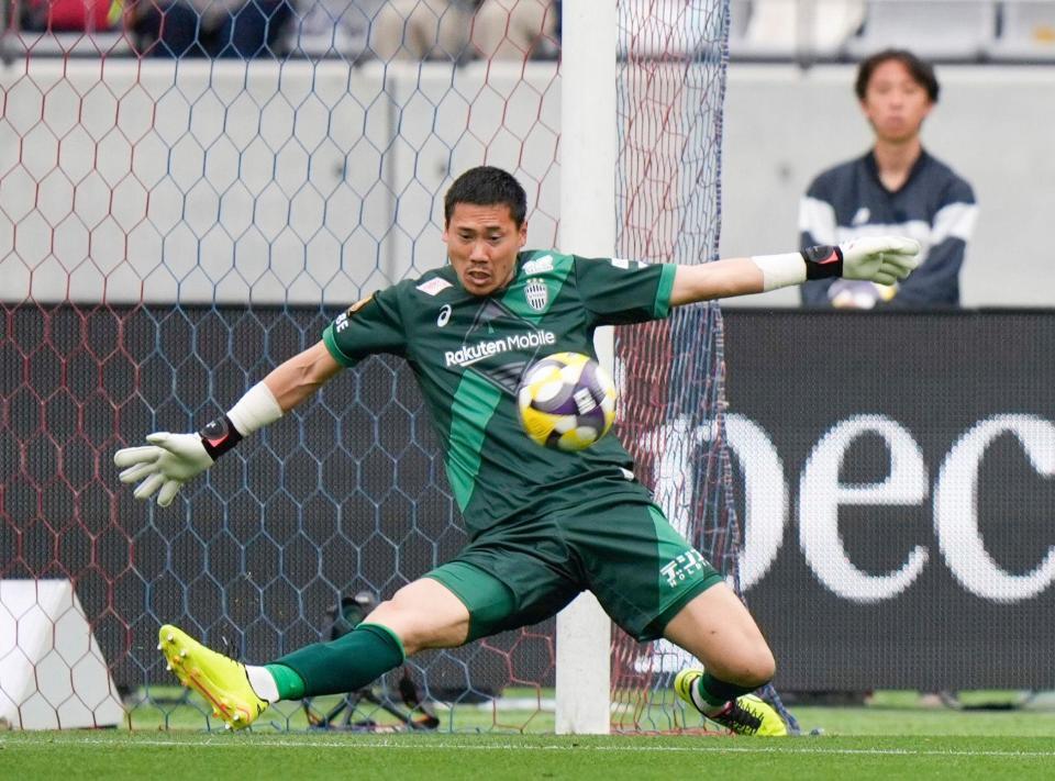 　前半、セーブする神戸・ＧＫ前川