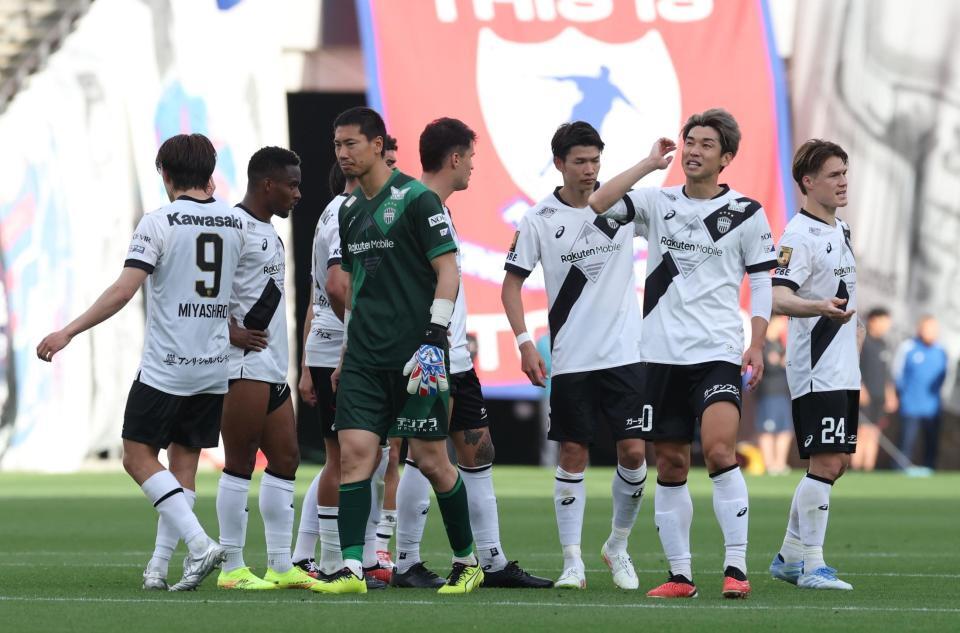 　敗戦に肩を落とす神戸イレブン（撮影・金田祐二）