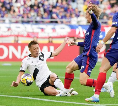 　試合終了間際、ＦＣ東京・安斎のシュートで神戸・本多がハンドをとられる