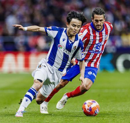 　アトレチコ・マドリード戦の前半、競り合うレアル・ソシエダードの久保（左）＝マドリード（共同）