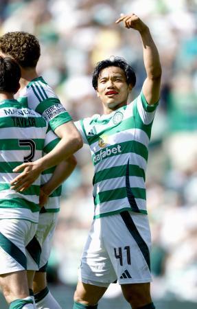 　ヒバーニアン戦の後半、ゴールを決めたセルティックの旗手（右）＝グラスゴー（共同）