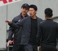 　厳しい表情の神戸・吉田孝行監督（撮影・金田祐二）