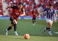 　バリャドリード戦で攻め込む浅野（左）＝共同