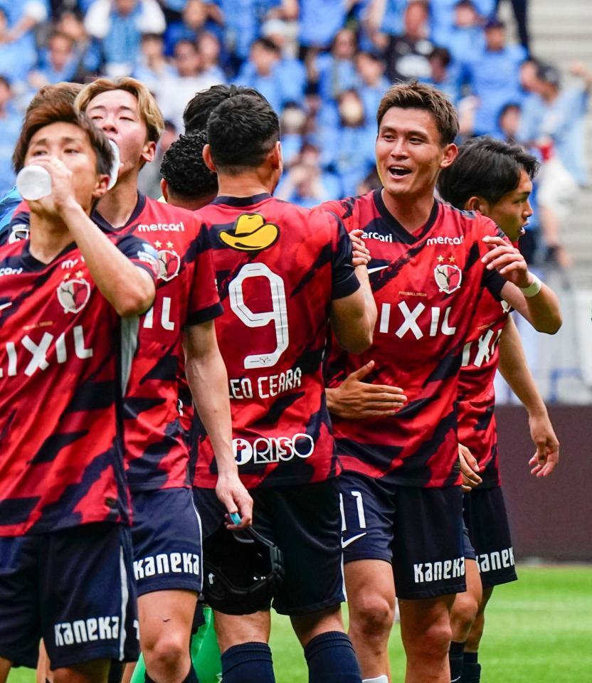 　川崎に勝利し、喜ぶ鹿島・田川（右から２人目）ら