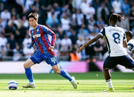 　トットナム戦の後半、攻め込むクリスタルパレスの鎌田＝ロンドン（共同）