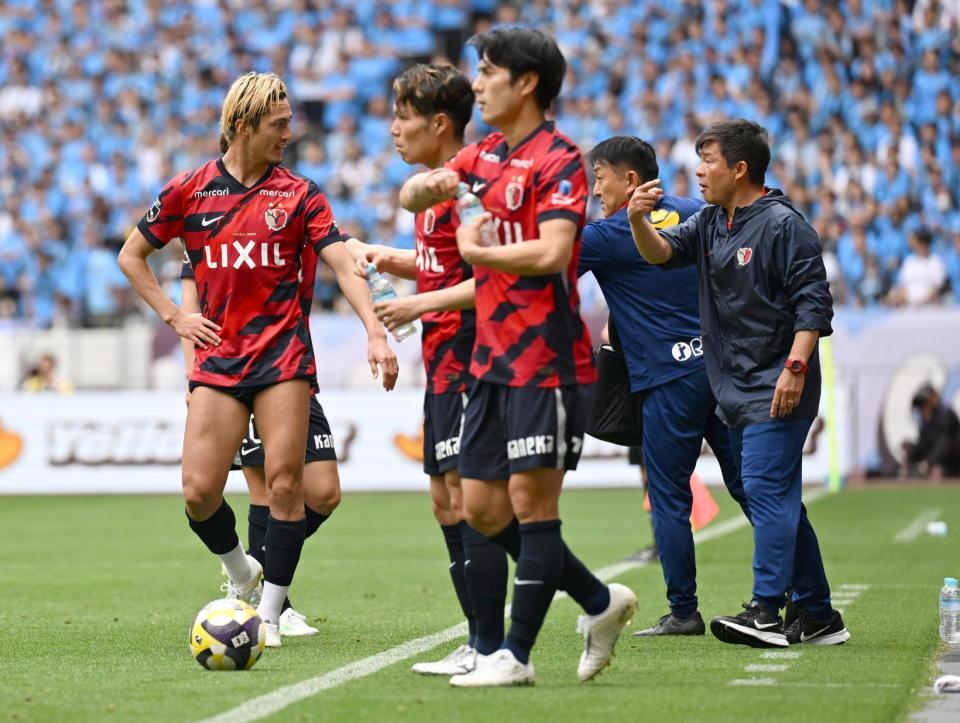 　後半、鈴木（左端）に指示を出す鬼木監督（右端）