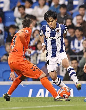 　セルタ戦の前半、攻め込むレアル・ソシエダードの久保（右）＝サンセバスチャン（共同）