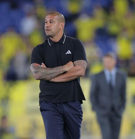 　前半、選手を見る横浜Ｍ　パトリック・キスノーボ監督（撮影・西岡正）