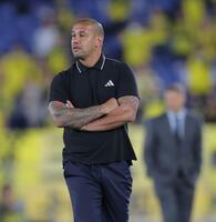 　前半、選手を見る横浜Ｍ　パトリック・キスノーボ監督（撮影・西岡正）