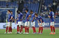 　柏に敗れ、肩を落とす横浜Ｍイレブン（撮影・西岡正）