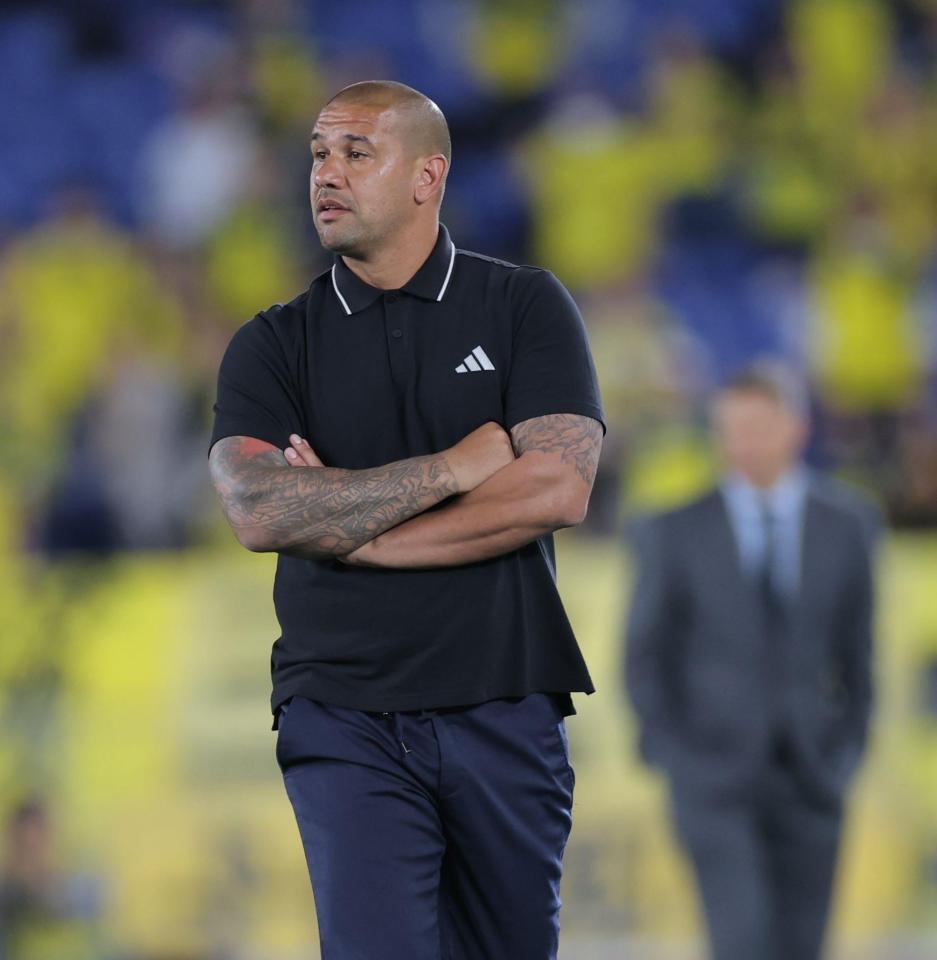 　前半、選手を見る横浜Ｍ　パトリック・キスノーボ監督（撮影・西岡正）