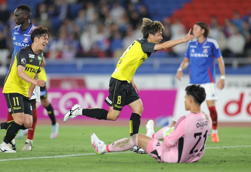 　後半、先制ゴールを決め、走り出す柏・小泉（中央）＝撮影・西岡正