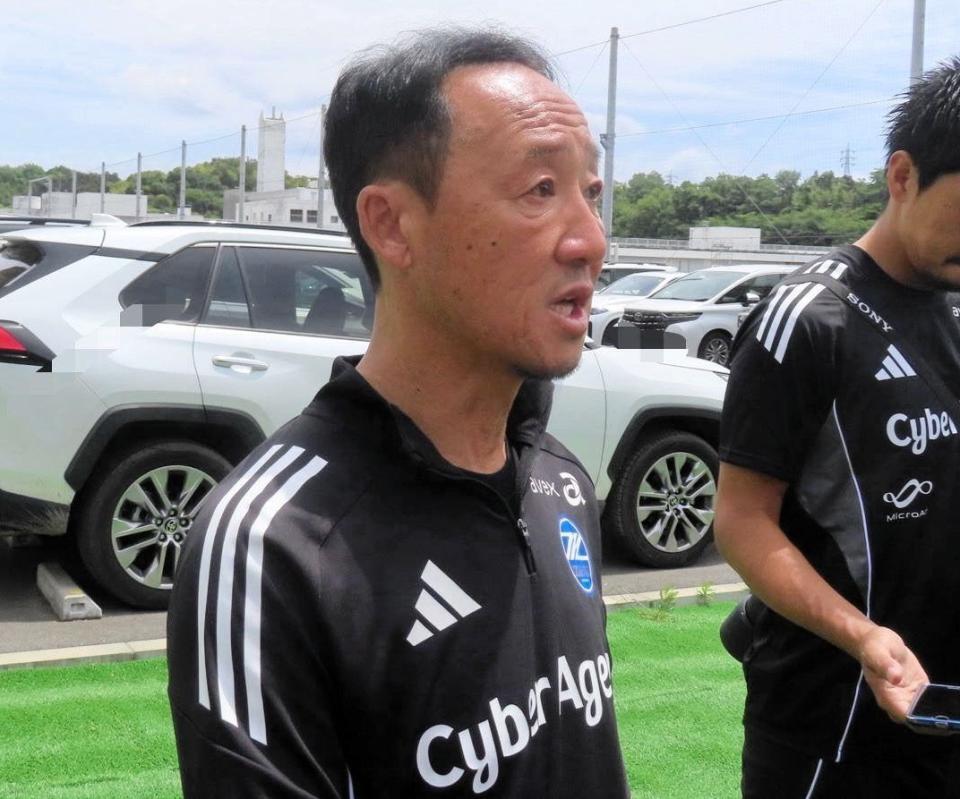 　非公開練習後に取材に応じた町田・黒田監督