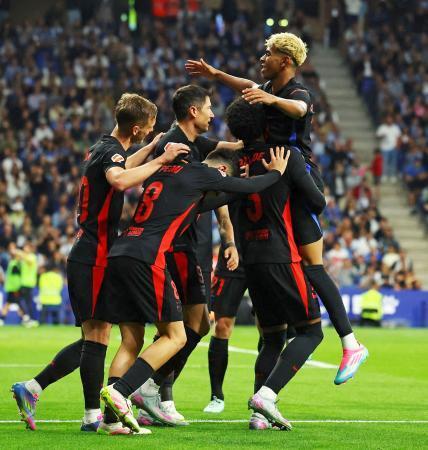 　エスパニョール戦で先制ゴールを決め、イレブンと喜ぶバルセロナのヤマル（右端）＝バルセロナ（ロイター＝共同）