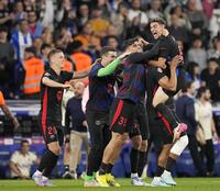 　エスパニョールに勝利し２季ぶりの優勝を決め、喜ぶバルセロナの選手たち（ゲッティ＝共同）