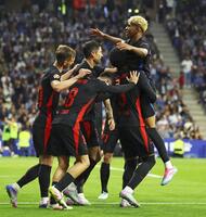 　エスパニョール戦で先制ゴールを決め、イレブンと喜ぶバルセロナのヤマル（右端）＝ロイター・共同