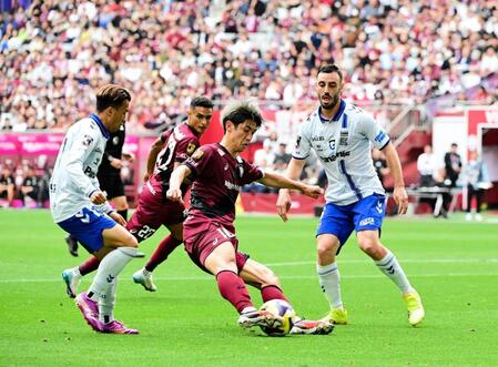 　前半、シュートを放つ神戸・大迫