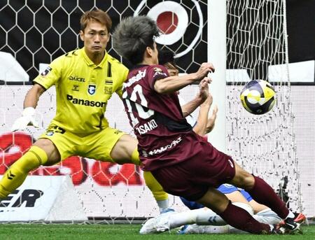 　後半、先制ゴールを決める神戸・大迫（手前）。ＧＫ一森