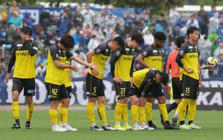 　久々の敗戦に肩を落とす柏イレブン（撮影・吉澤敬太）