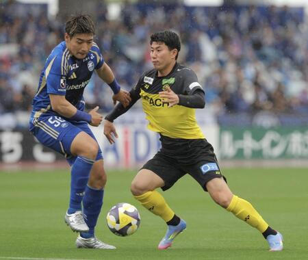 　前半、攻める柏・細谷（右）