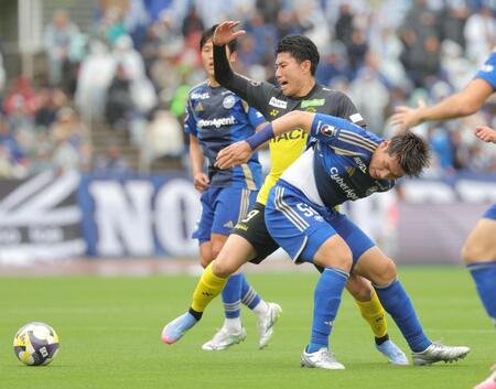 　前半、町田・岡村（手前）のマークに苦しむ柏・細谷（撮影・吉澤敬太）