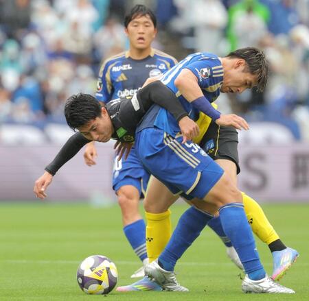 　前半、町田・岡村（手前）の厳しいマークに苦しむ柏・細谷（撮影・吉澤敬太）