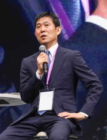 　平和活動に携わる各国の若者が集う国際会議で講演するサッカー日本代表の森保一監督＝１７日午前、長崎市