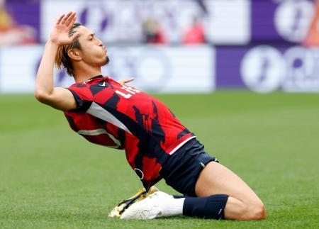 　鹿島-清水　前半、先制ゴールを決め喜ぶ鹿島・鈴木＝カシマ