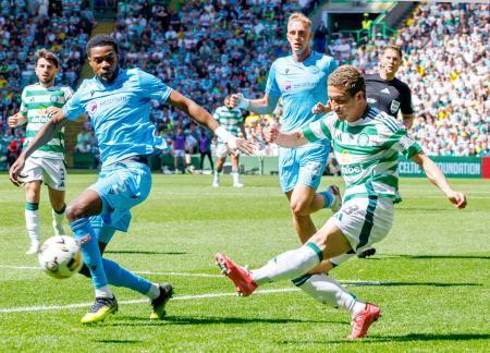 　セントミレン戦で攻め込むセルティックの前田（右）＝グラスゴー（共同）