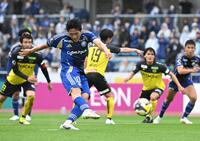 　前半、ＰＫを決める町田・羅相浩