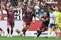 　後半、先制ゴールを決め喜ぶ神戸・大迫（左から２人目）