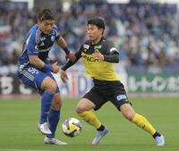 　前半、攻める柏・細谷（右）