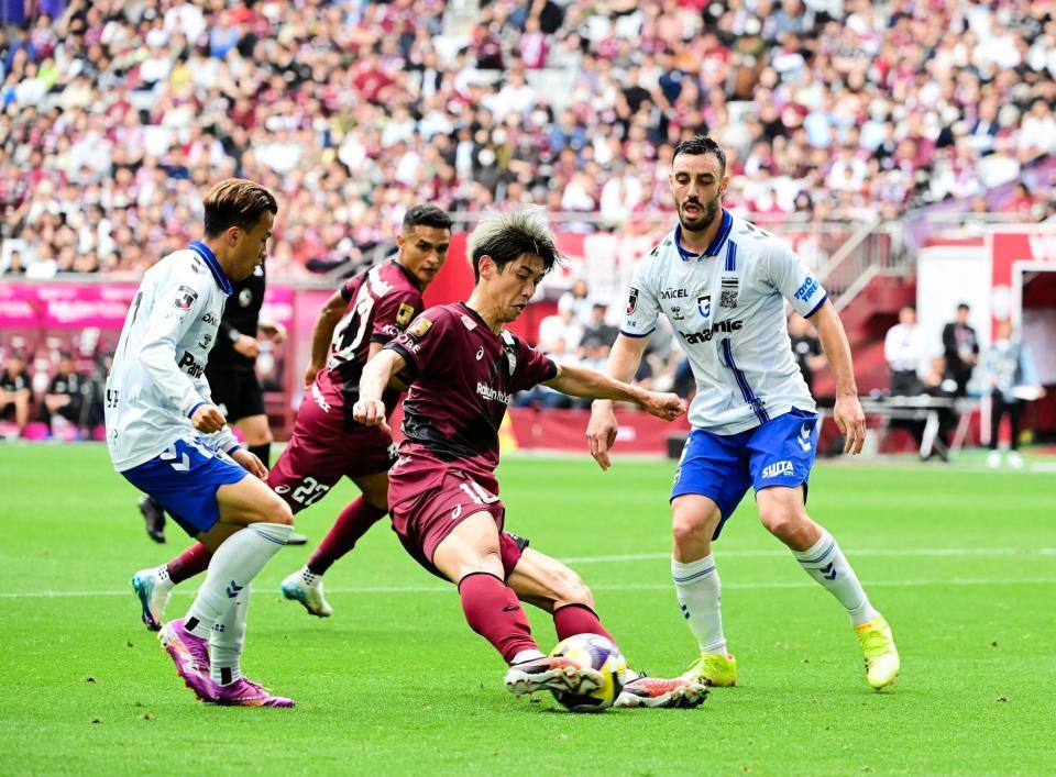 　前半、シュートを放つ神戸・大迫