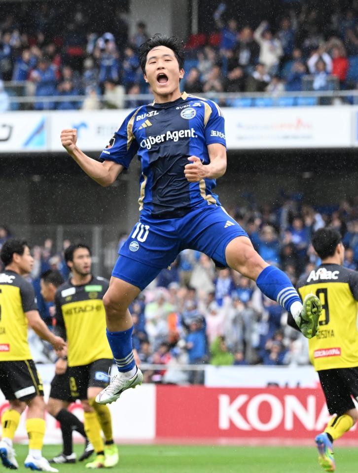 　前半、ＰＫを決め喜ぶ町田・羅相浩