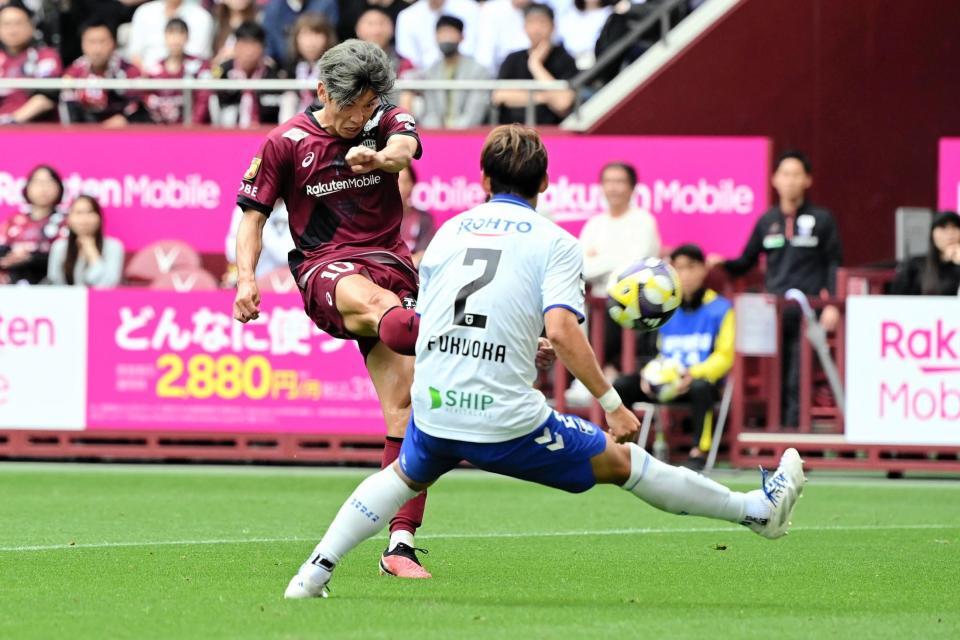 　前半、シュートを放つ神戸・大迫